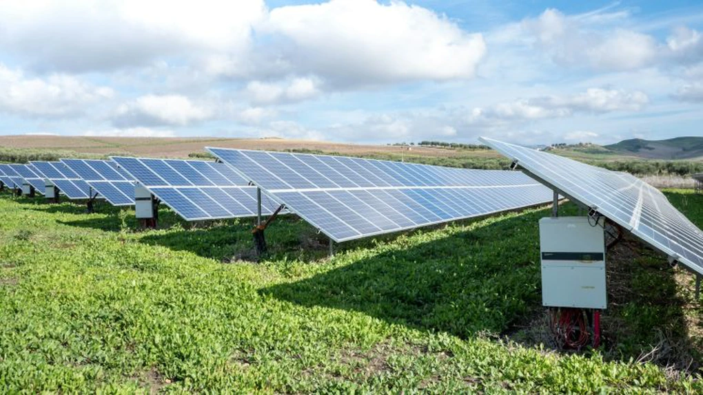 România va avea la începutul lui 2027 peste 10.000 MW instalați în solar, spune industria. Care sunt previziunile pentru stocare și ce ar asigura instalarea mai rapidă a bateriilor