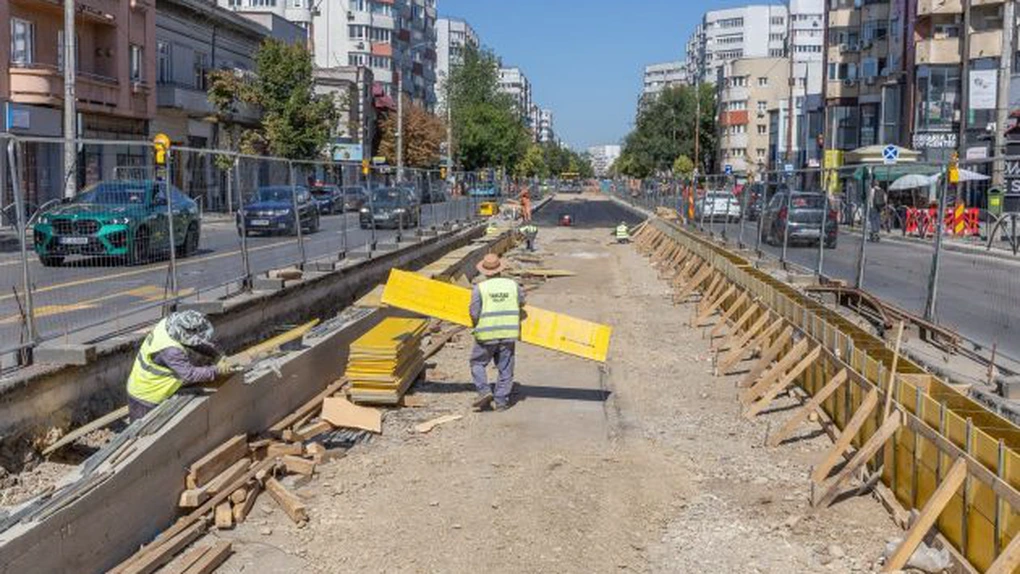 FOTO Primele șine noi de tramvai, montate pe un mare bulevard din Capitală