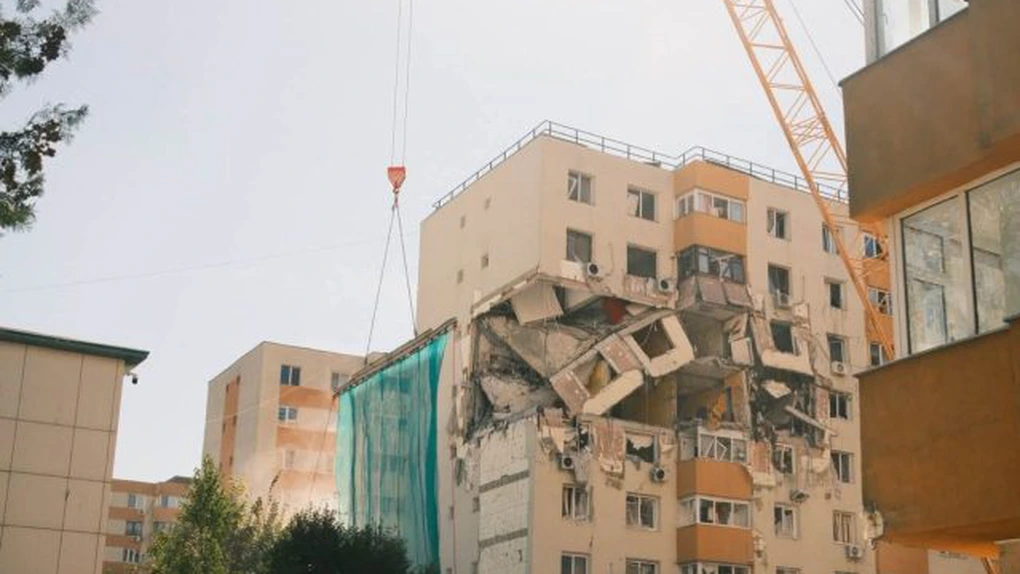 Au fost demolate etajele 5 - 8 ale blocului din Rahova afectat de explozie