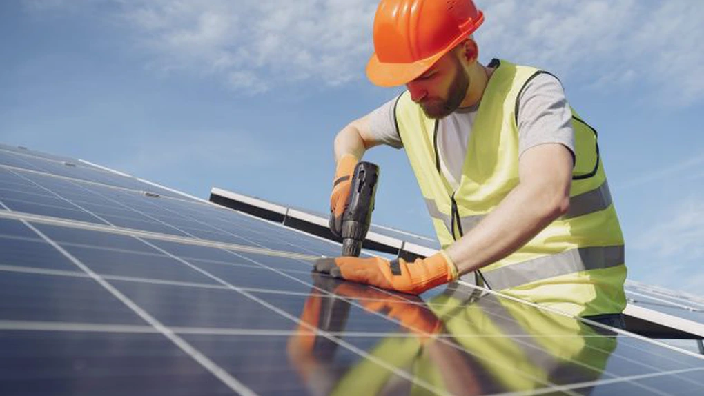RenewAcad deschide centru de pregătire la Arad, unde va apărea parcul fotovoltaic mamut de 1,3 GW. 1.000 de oameni vor trece pe aici