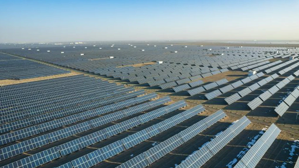 Apare un nou război al resurselor: China restricționează exportul tehnologiilor pentru panouri solare și blochează extinderea producției în SUA și India