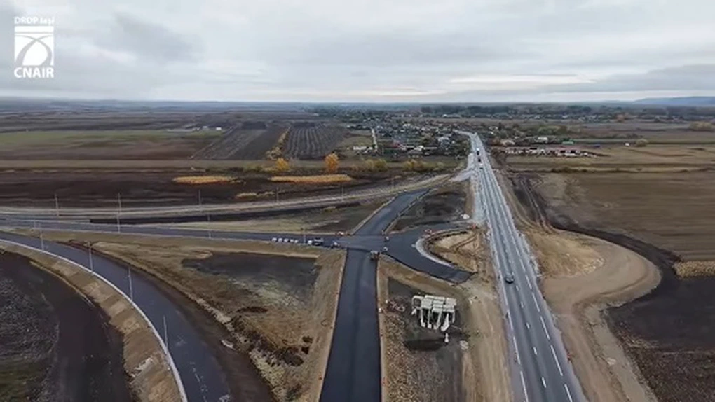 VIDEO Autostrada A7 Bacău - Pașcani: Ce lucrări execută pe ploaie muncitorii lui Umbrărescu pe lotul 1, ajuns la 71,70%