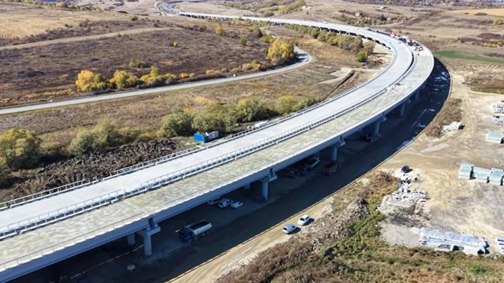 VIDEO Autostrada A3 Transilvania: A început asfaltarea celui mai lung viaduct de autostradă din România