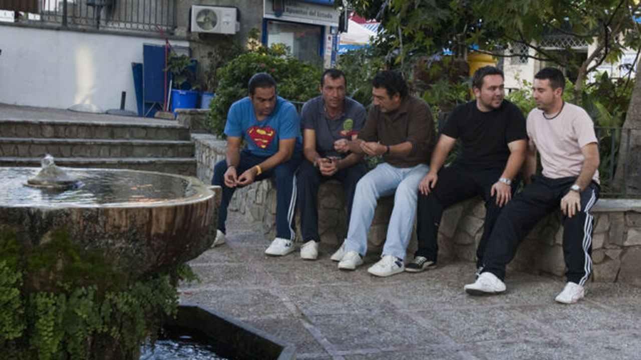 unemployed_men_in_benalup_s_square_elpais_com_64108400