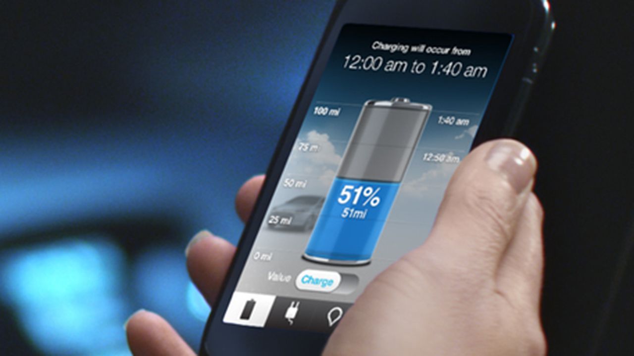 2012_ford_focus_electric_smartphone_04255400