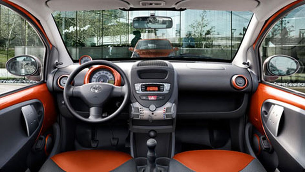 toyota_aygo_luna_mandarin_interior_16494300