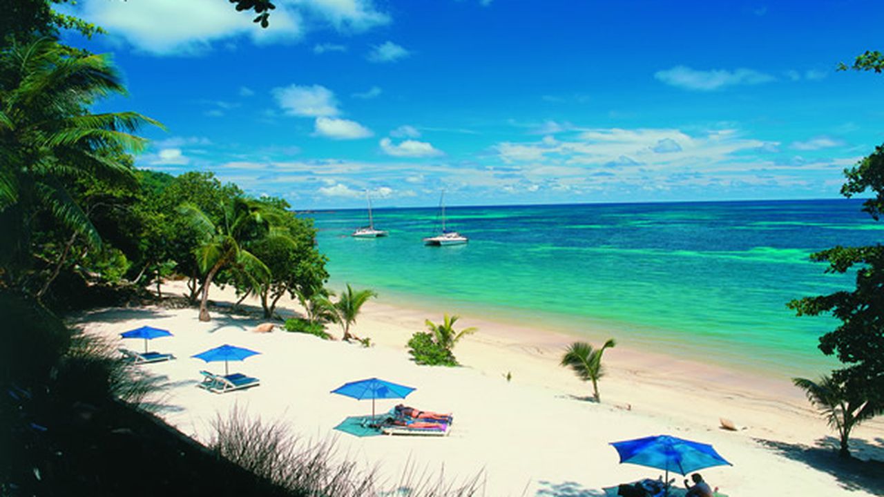 coco_de_mer_beach_seychelles_35521200