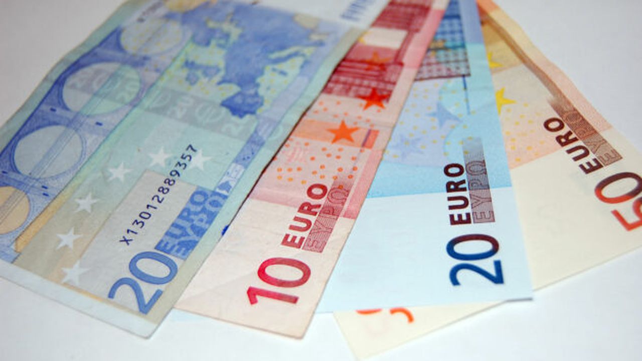 euro_banknotes_in_fan_shape_46160400