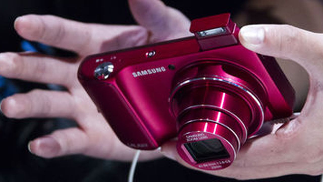 85047_a_person_tests_the_samsung_galaxy_camera_during_the_samsung_mobile_unpacked_event_in_berlin_65734300