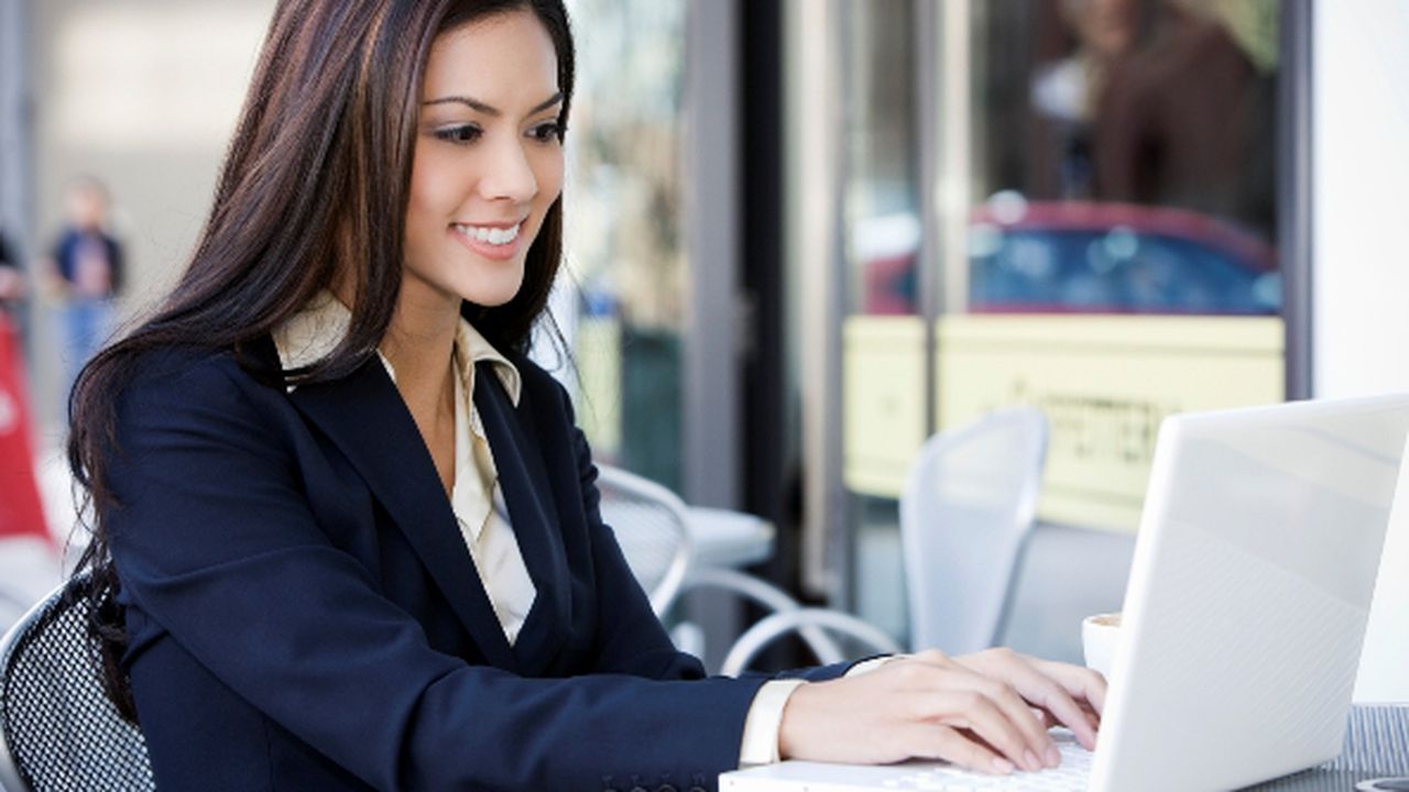 business_woman_on_laptop_2_quavondo_i_83428700