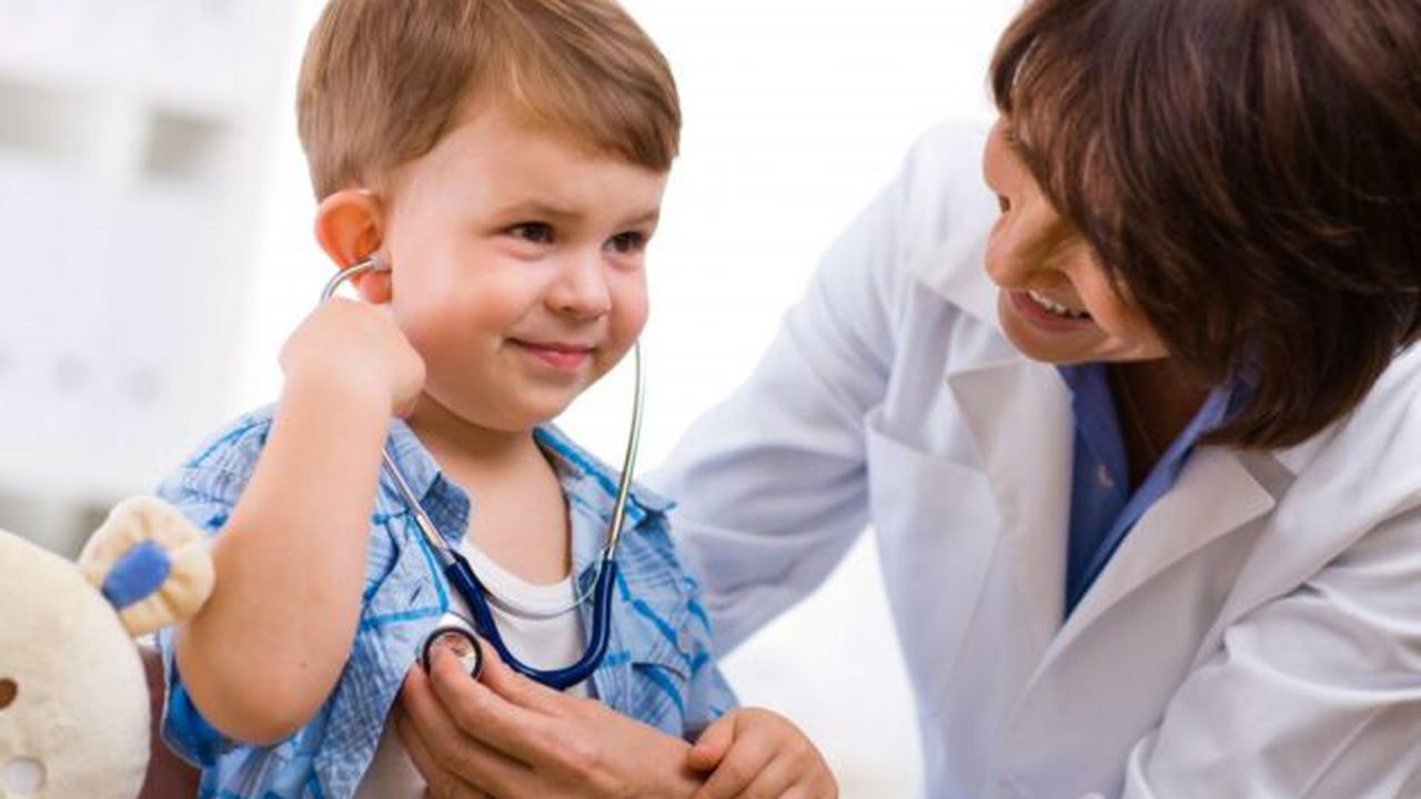 doctor_with_boy_child_87050000