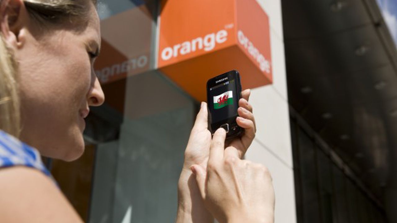 welsh_language_mobile_phone___outside_orange_store_2_jpg_autothumb_w_574_scale_01432600