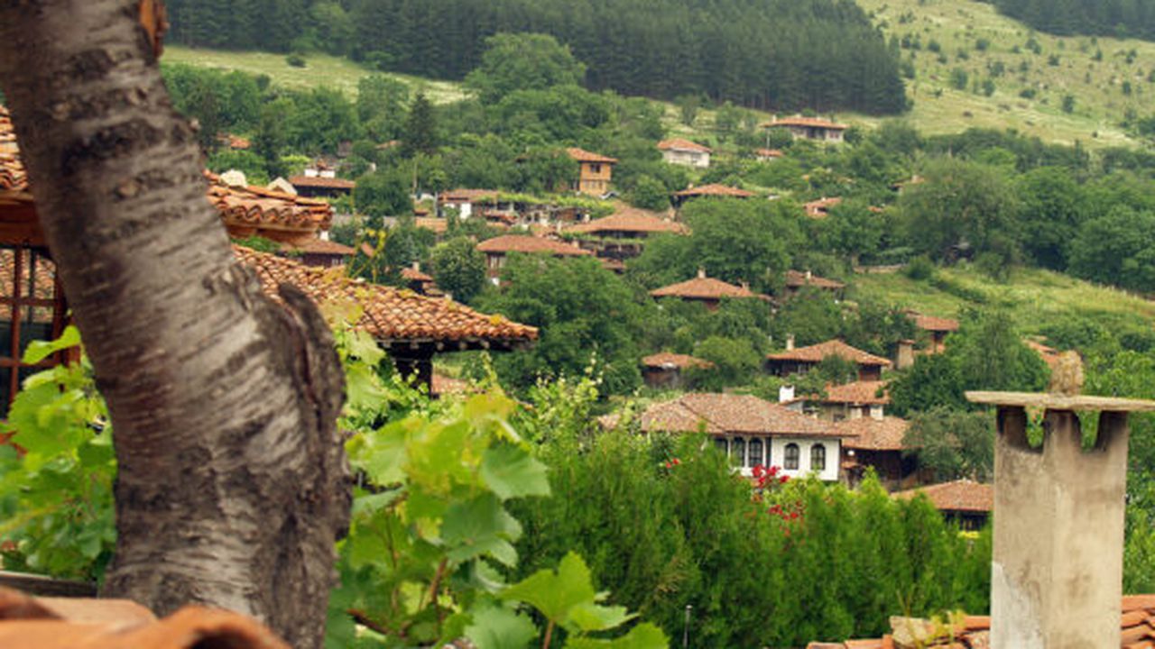 bulgaria__zheravna_village_over_the_rooftops_35559700