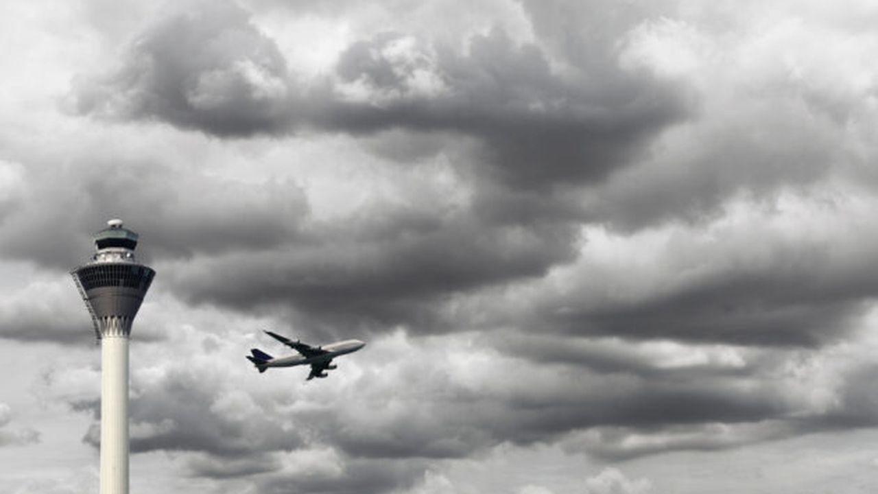 aircraft_in_storm_15419500