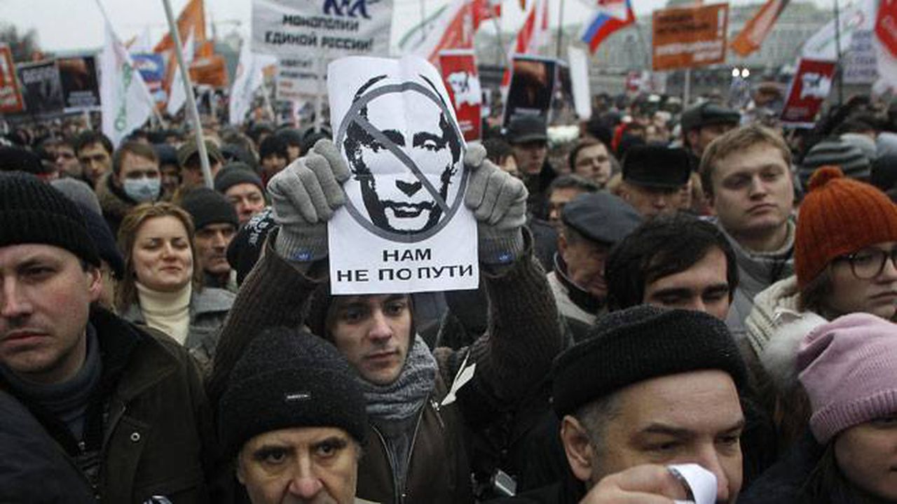 dc_russia_protesters_anti_putin_signs_crowd_w_putin_cross_out_13747400