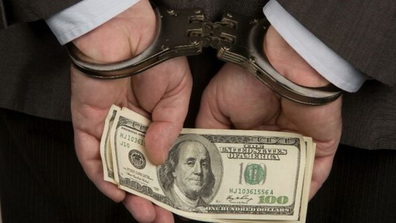 handcuffs_money_49656900