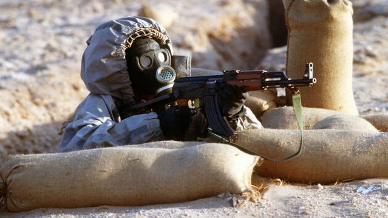 syrian_soldier_wearing_chemical_warfare_mask_aims_ak47_62826000