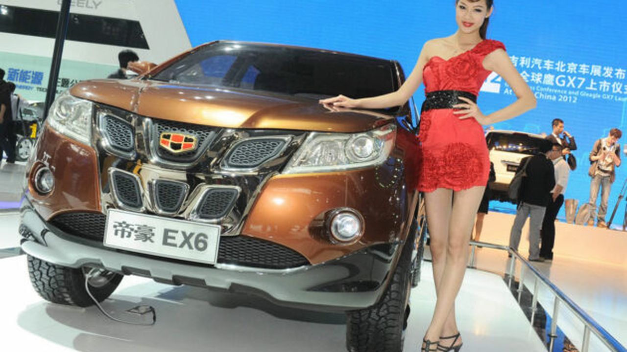 2012_beijing_motor_show_geely_ex6_compact_crossover_booth_girl_28485800