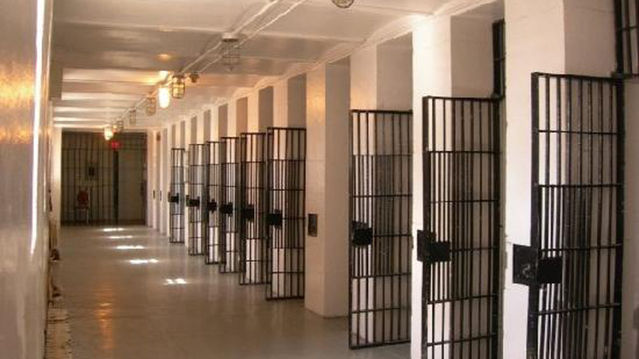 jail_hallway_64381600