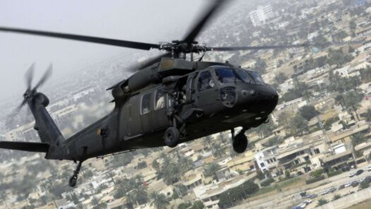 sikorsky_uh_60_black_hawk_flying_over_a_city_97473000