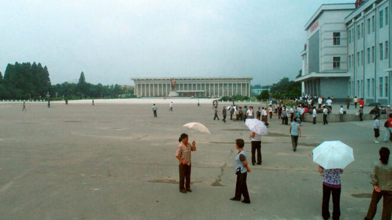 sinuiju_main_square___kim_il_sung_statue_89262300