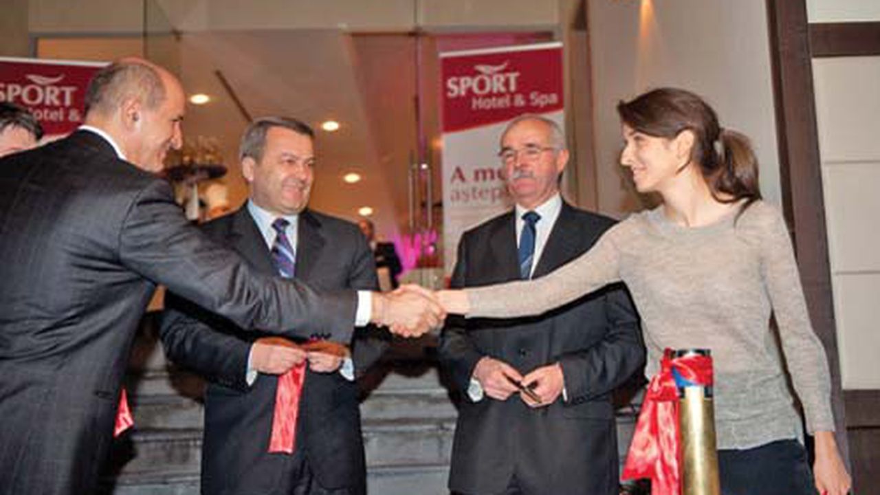 copos_si_fiica_deschidere_hotel_sport_2011_48119600