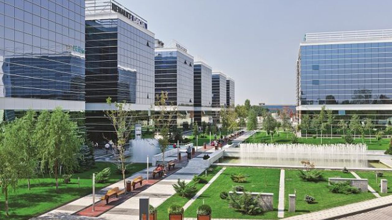 west_gate_2_25400800