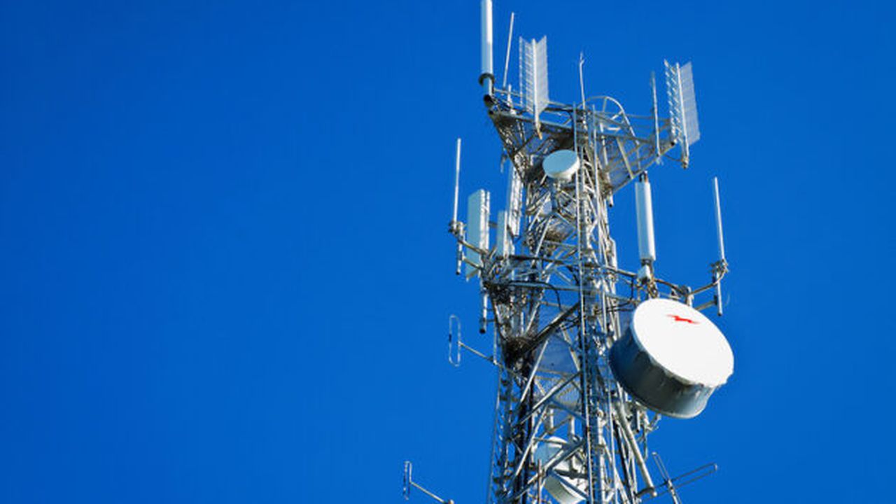 1139d_cellular_microwave_telecom_communications_tower_antennas_04033400