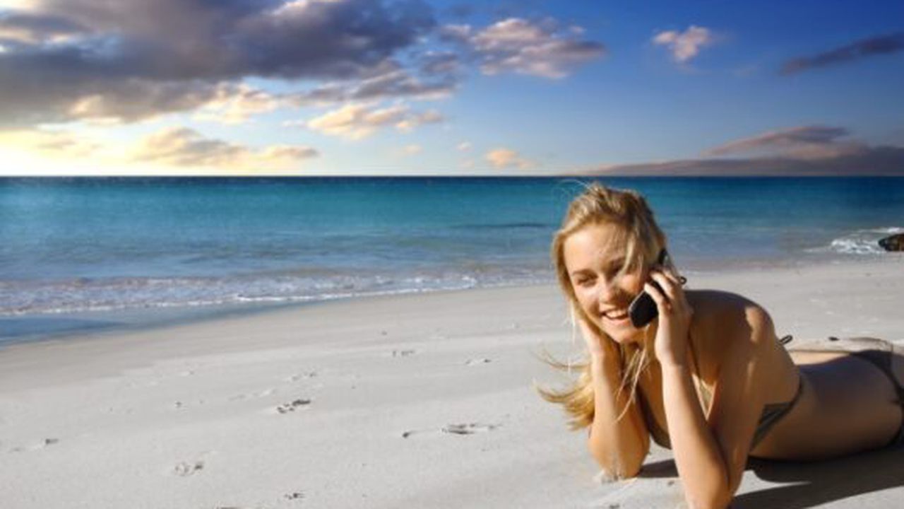 data_roaming_beach_phone_13987100