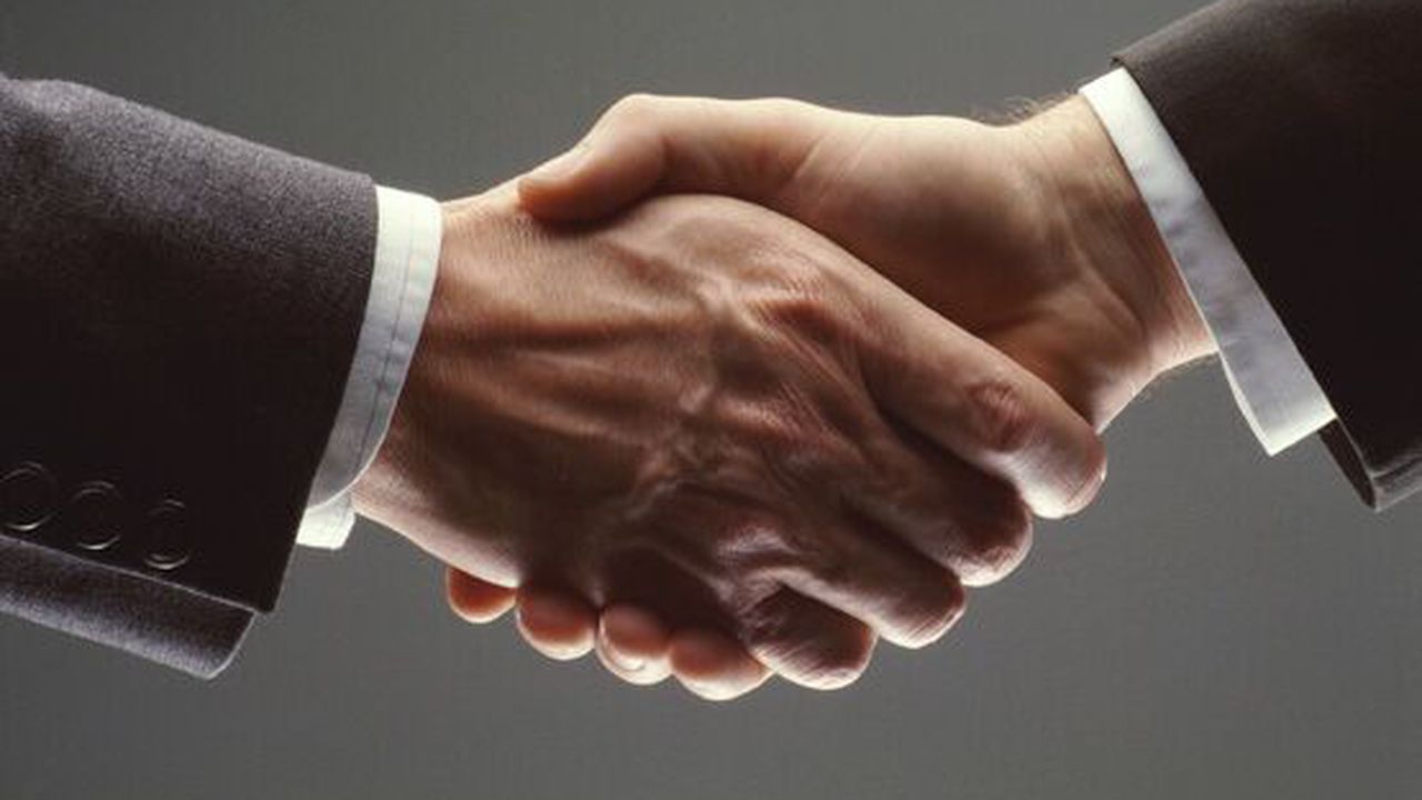 shaking_hands_96523300