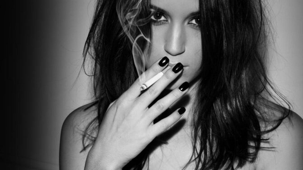 women_smoking_rosie_jones_monochrome_1920x1080_wallpaper_wallpaper_1920x1200_www-wallpaperswa-com_54514400