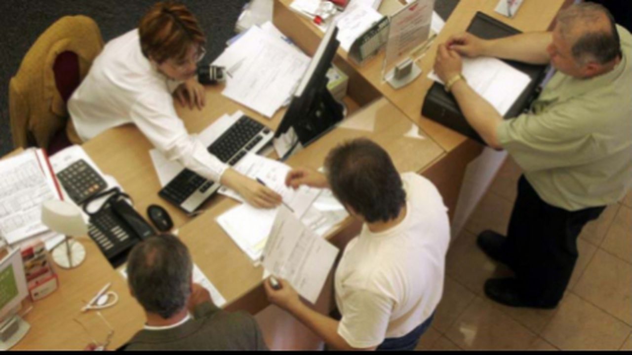 functionar_public_72938800_21382200_37712400_32568400