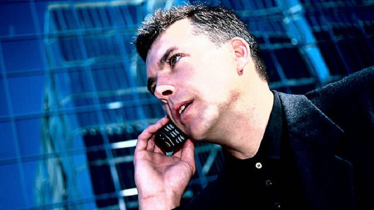 man_talking_on_cell_phone_83830800