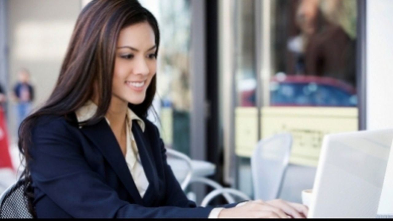 business_woman_on_laptop_2_quavondo_i_28612000_35278700_94499300_70133700