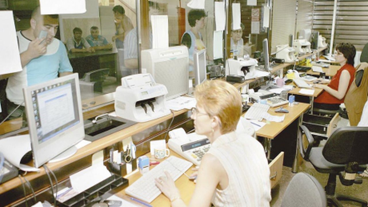 functionari_publici__75013100_91826200