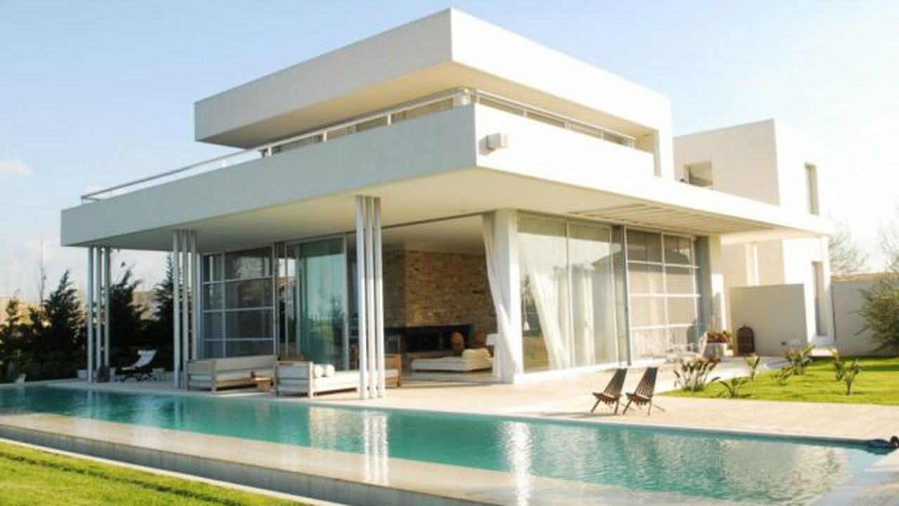 exterior_modern_white_agua_house_with_pool_93111900