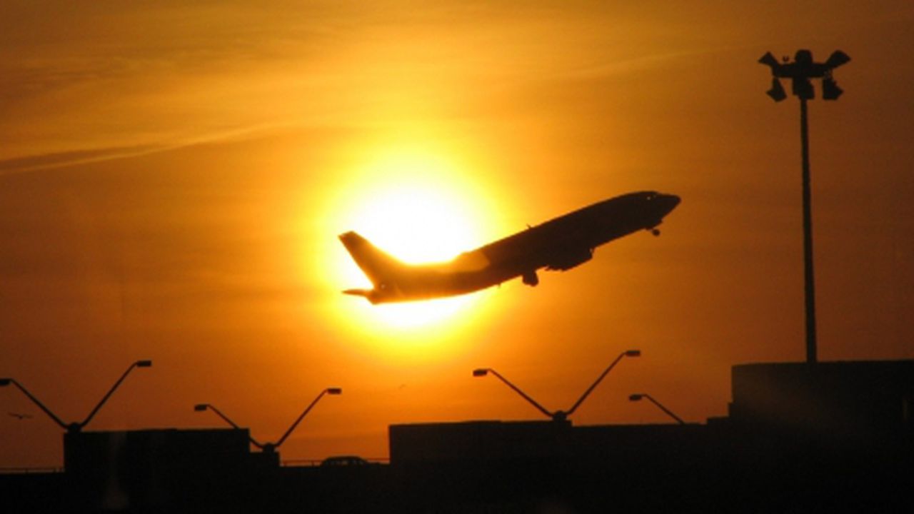 avion_57875332_74547200_79040600