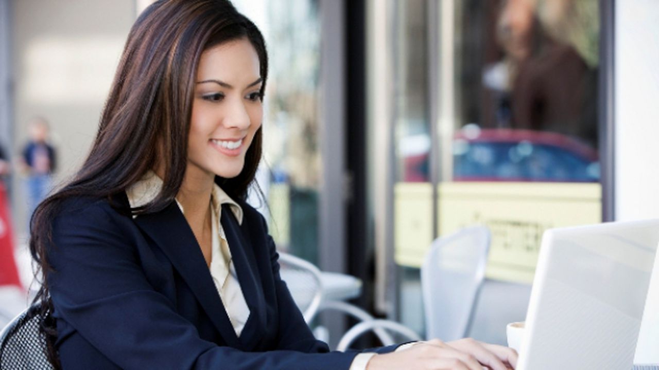 business_woman_on_laptop_2_quavondo_i_83428700_08290200