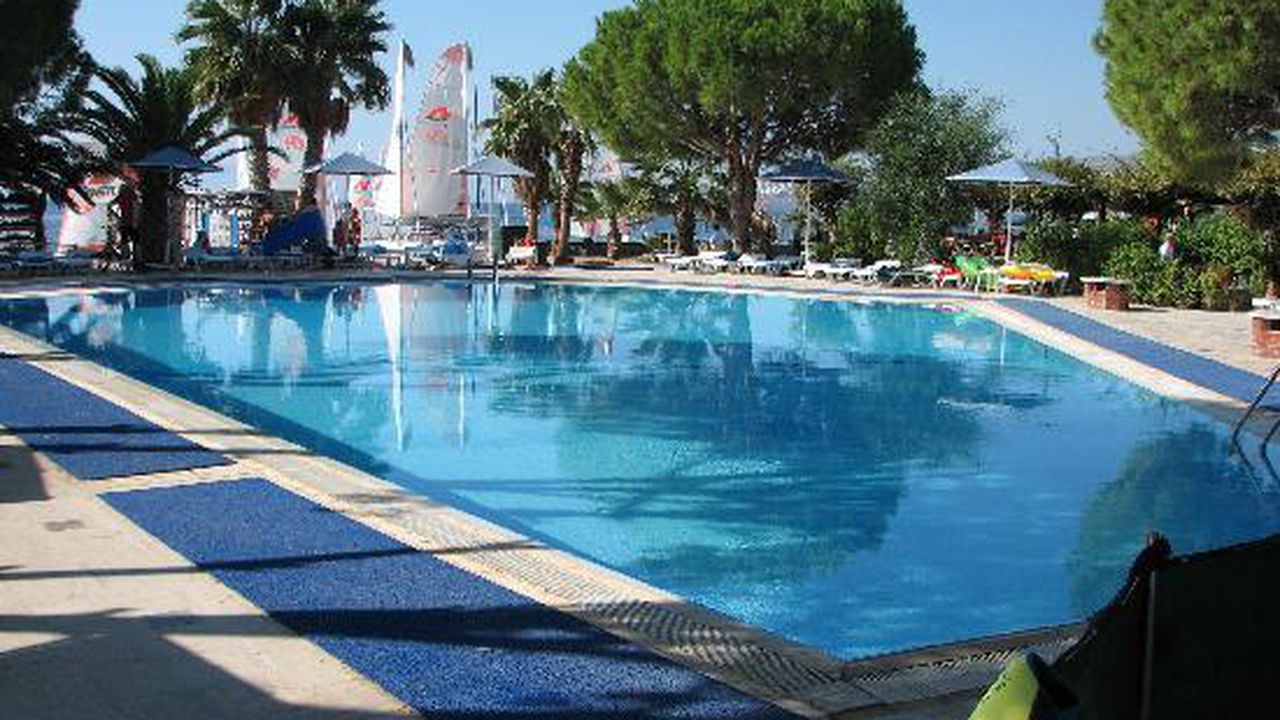 seaside_hotel_87837900