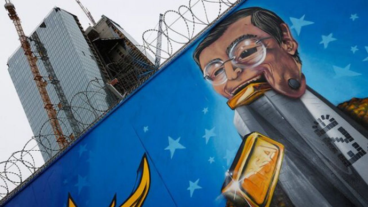 a_graffiti_depicting_euro_002_70887000