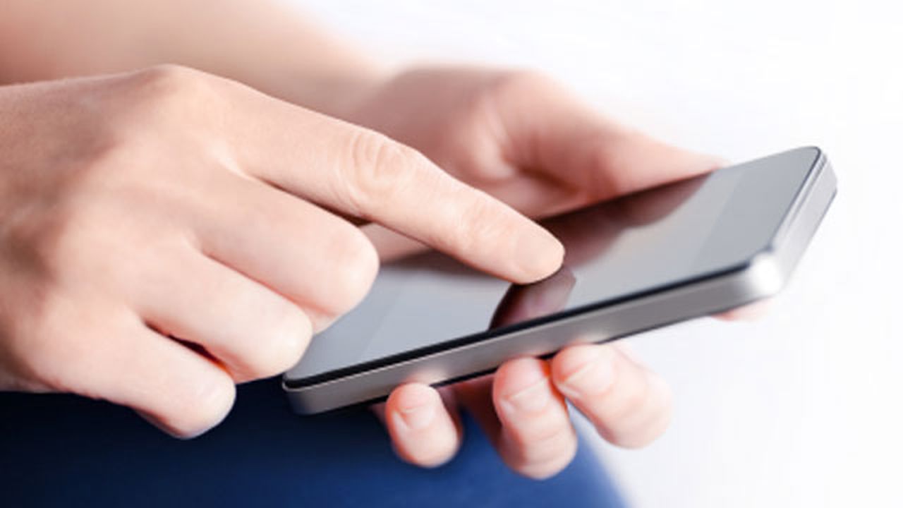 texting_using_cellphone_smartphone_jpg_67424900