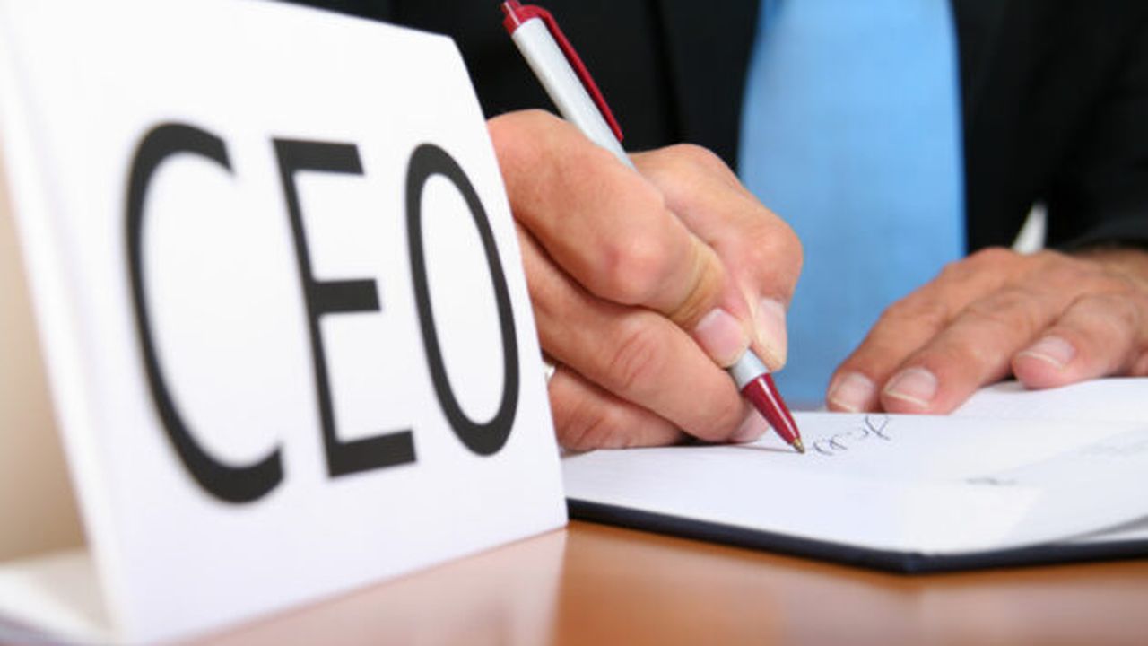 ceo_signing_contract1_59204200