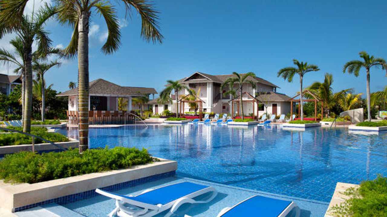 royalton_csm_pool_bar_49915700