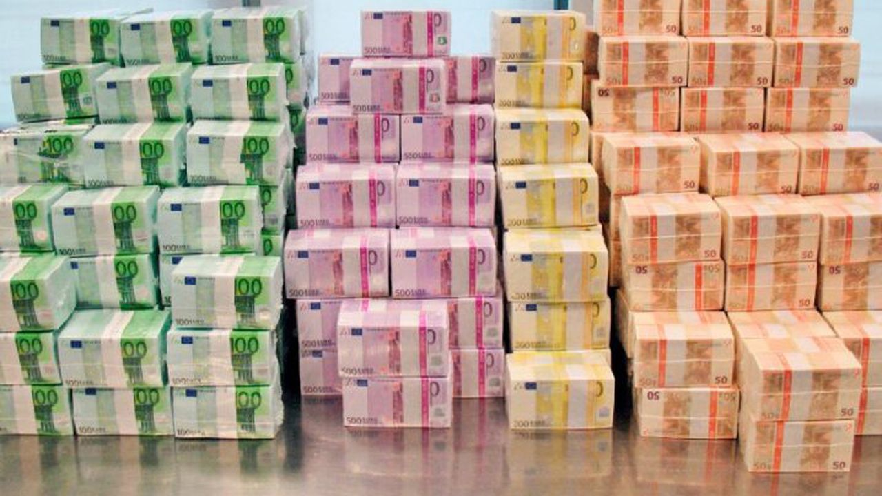 stacks_of_new_euros_65305300