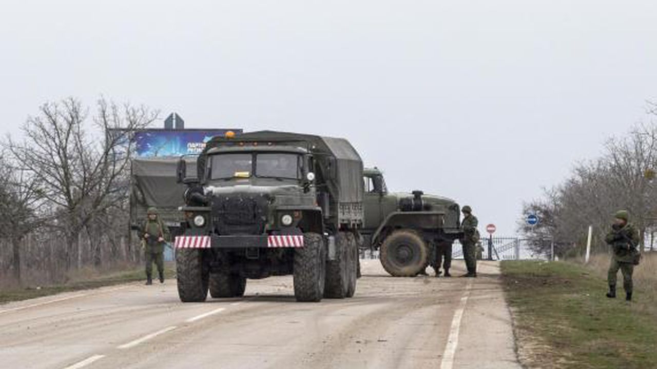 ukraine_cites_russian_troop_movements_as_crimea_sliding_from_its_grasp_010314073741_14067400