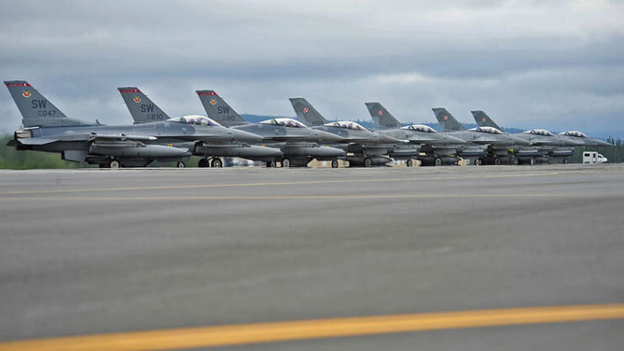 800px_u_s__air_force_and_polish_air_force_f_16c_fighting_falcon_42338000