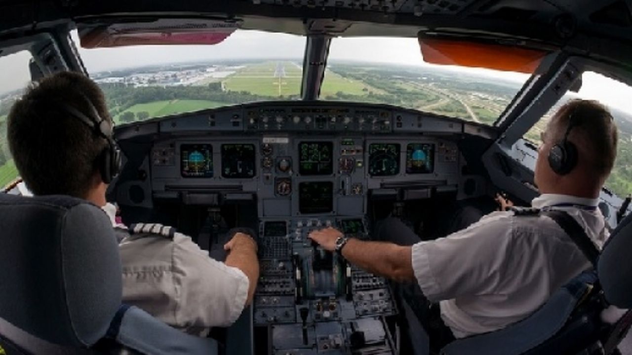 avion_cockpit_456787654_83136700