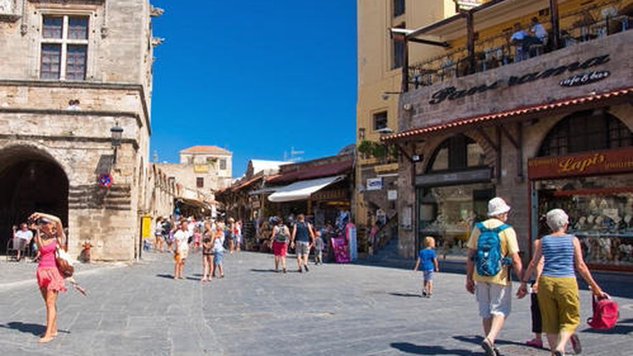 tourists_rhodes_2_77358700