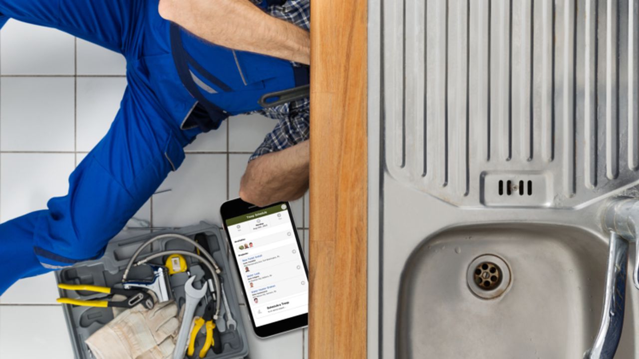 plumber_software_in_use_74092900