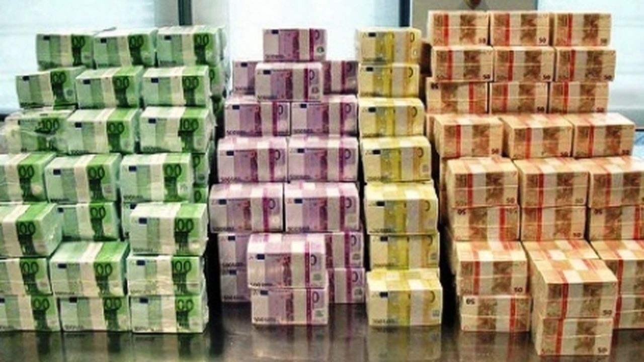 piles_of_wrapped_euros_by_aranjuez1404_56008600_13801300